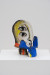 Figur mit rotem Arm