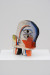 Figur mit rotem Arm